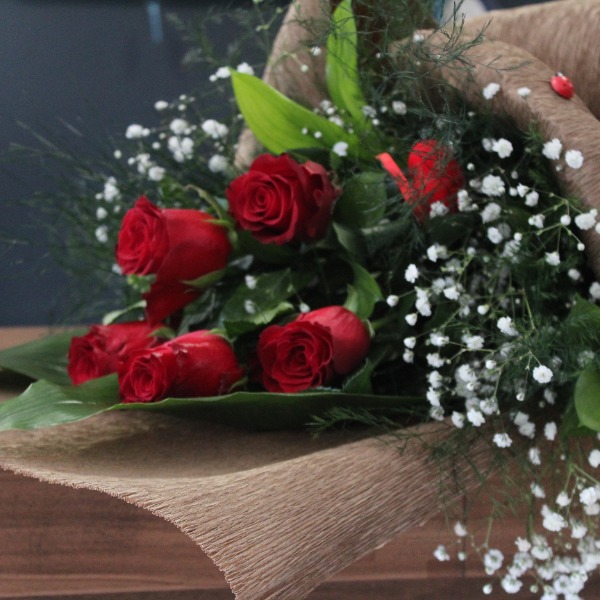 Букет из 5 красных роз Resim 1