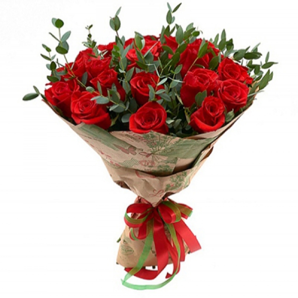 A Stylish Bouquet of 15 Red Roses for Your Loved Ones Resim 1