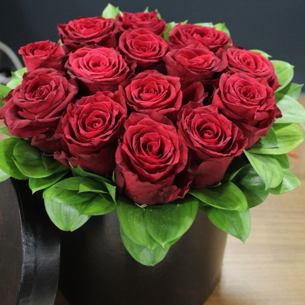 14 importierte rote Rosen in einer Box Resim 1