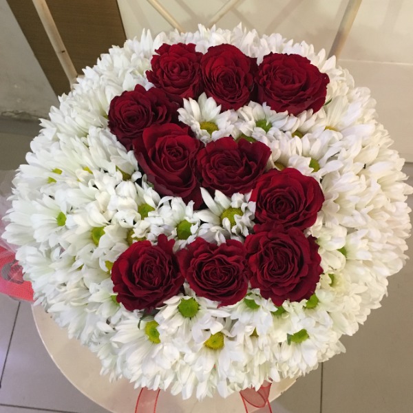 Flower arrangement in box with an S letter  Resim 1